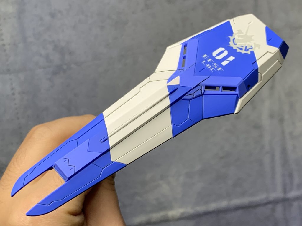 つや消しコート直後の写真!スーパースムースクリアーはザラザラにならないのにしっかりと艶を消して上品な仕上がりにしてくれるので自分の中でマスト塗料のひとつです塗料コーナーで見かけたら必ず確保するようにしています😎このシールドも分割が多いため、表面処理にはかなり苦労しました💦