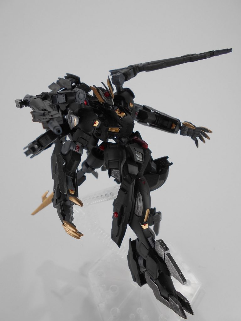 ビームライフル、「コルピエ」。肩部のサブアームのオプションで中、遠距離に対応できる武装です。連射は出来ませんが威力を重視しているため、敵機に接近戦の選択肢を選ばせるのが目的になります。「コルピエ」はイタリア語で「撃鉄」のアナグラムです。