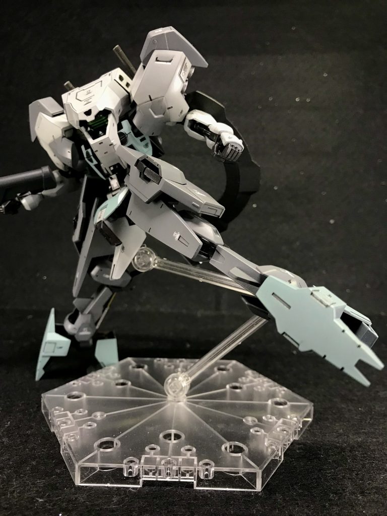 そして、つま先で敵を捕まえるワケですな☝🏻 なんか、こうゆう足で捕らえるってゆうメカを見るとガッシュランを思い出してしまいます笑あぁ、ミニプラの死鬼隊をやはり買うべきなのかっ！！