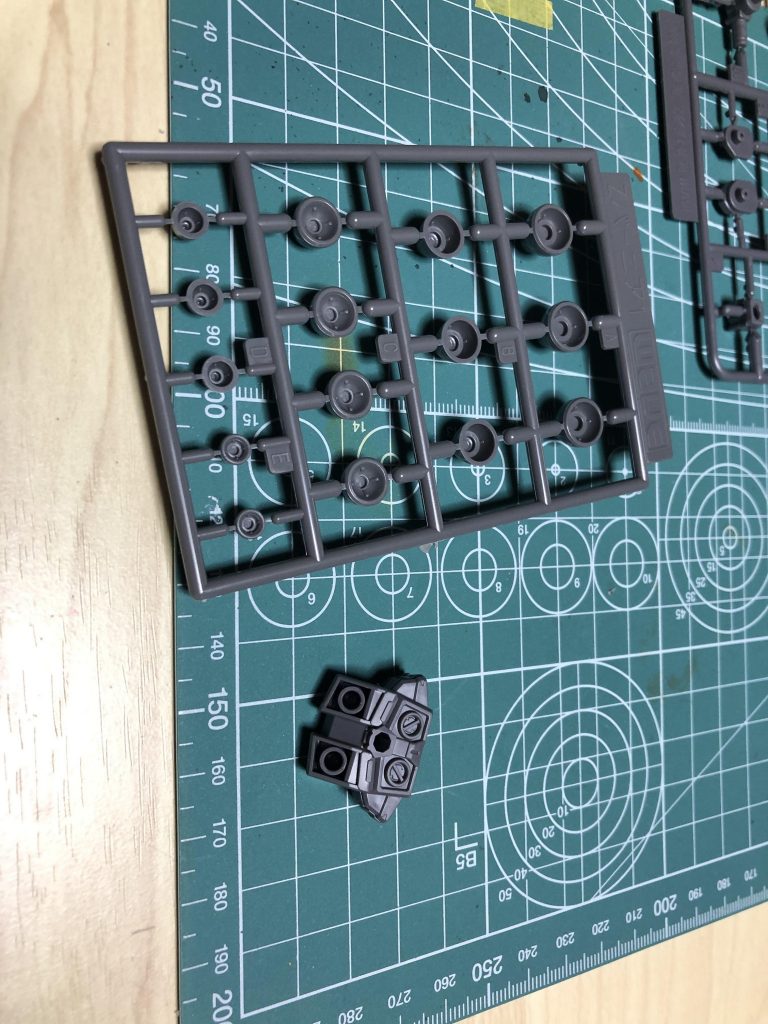 各部の造形は最新キットだけあってかなり良いのですが、このバーニアだけはちょっと…^_^;という感じだったので、汎用品のバーニアを使います。