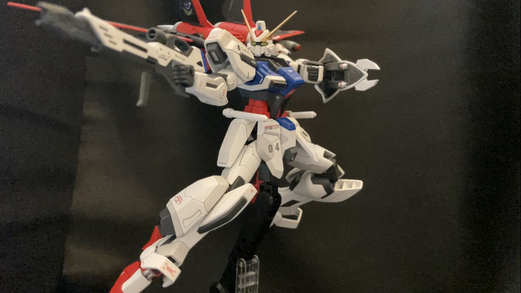 という訳で主人公らしくSEED撃ちシールドの裏も塗り分けたのですが難しいですね・・・どう足掻いてもマスキングテープの隙間からはみ出してしまう・・・思いつきで唐突にライフルを塗り分けましたがこれはよかったと思いますフリーダムやストライクのような雰囲気がより出たのではないかと