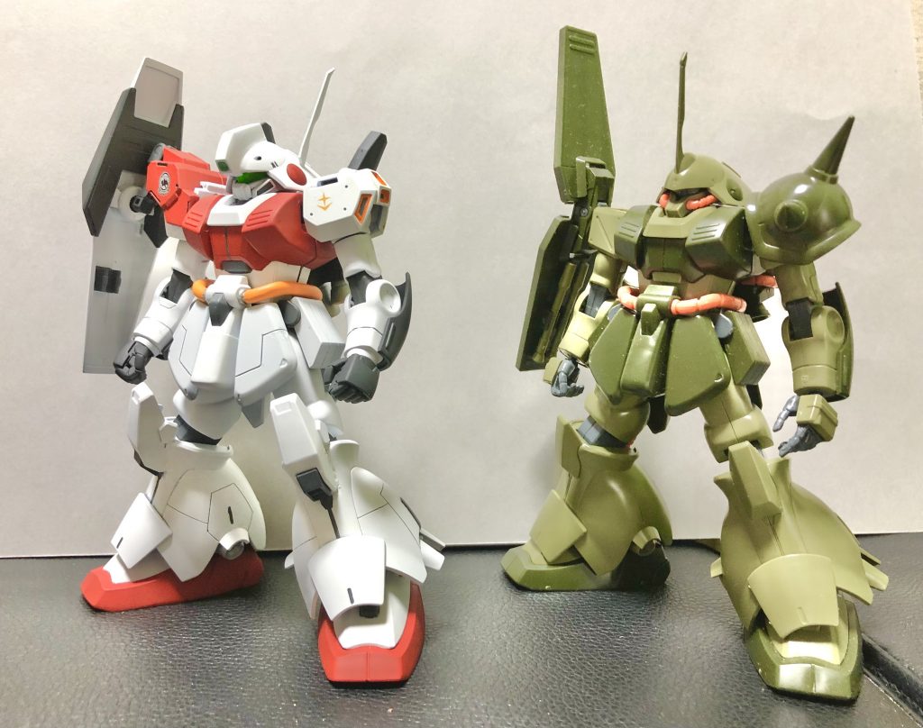 残党マラサイとの比較です。めっちゃ弱そう!!!棒立ちでトリントン基地守って瞬殺されるまでが容易に想像できる