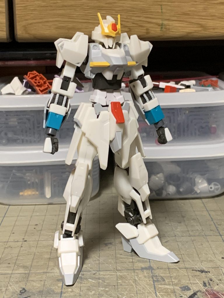 まずはルナゲイザーの胴体と腕を伸ばしてMH風のバランスにしょうとしていました。