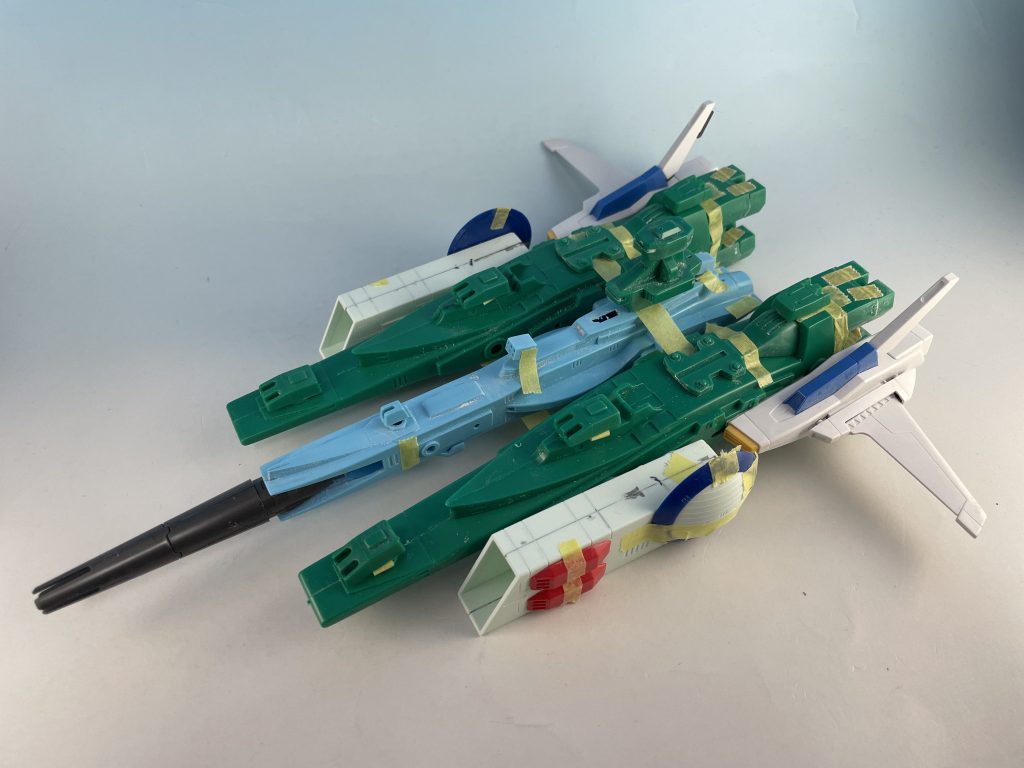 はじめに両面テープやらマスキングテープやらで大まかにパーツの配置を検討してしています。