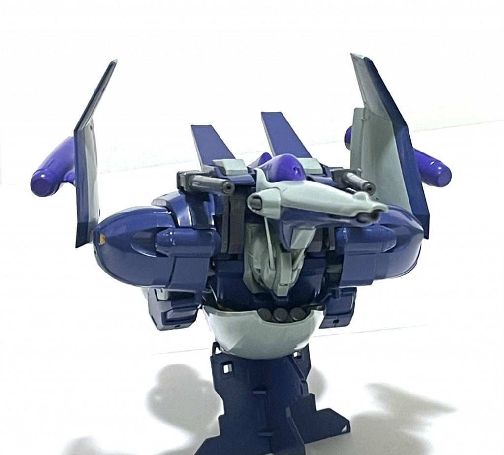 翼を引っ張るとヒンジが出て折り畳みできます。