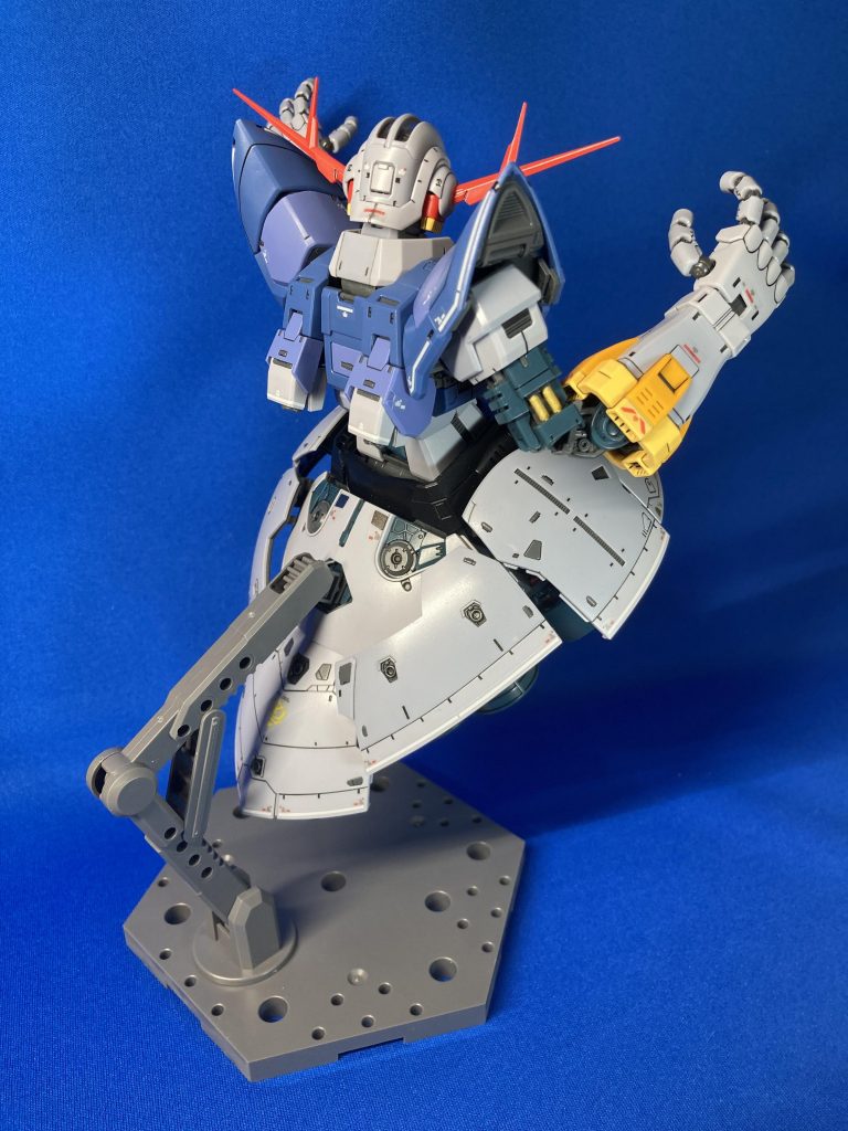 背面です。二の腕のシリンダーも部分塗装しました。