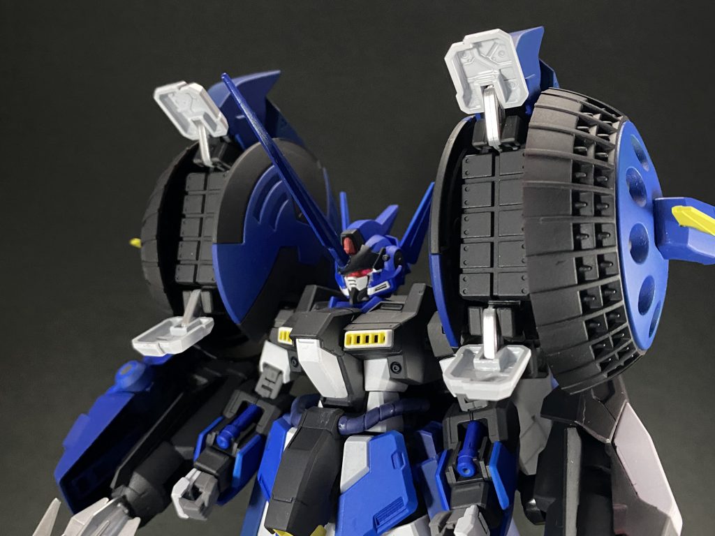 ・高周波ブレード「ヴァルサルク・ホーン」頭部に装備。伊達や酔狂で(以下略)・指向性散弾投射機構「オルトロス・クレイモア」ギャンの盾を流用しているので攻防どちらにも優れている。