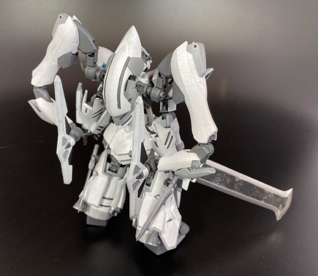 [シュヴェルトライテ・シグルドリーヴァ]フォース、GUNSTARDOMに所属するモデラー、まるいるかが制作したガンプラ。過去にアールカンバーをモチーフに制作した、シュヴェルトライテの後継機として、ガンダムグレモリーをベースに制作したガンプラで、ガンダムフレーム機ではあるが、あえて名前はヴァルキュリアから取られている。シュヴェルトライテの各形態がよりブラッシュアップされた形で再現されているのが特徴で、この形態は軽装形態にあたる。