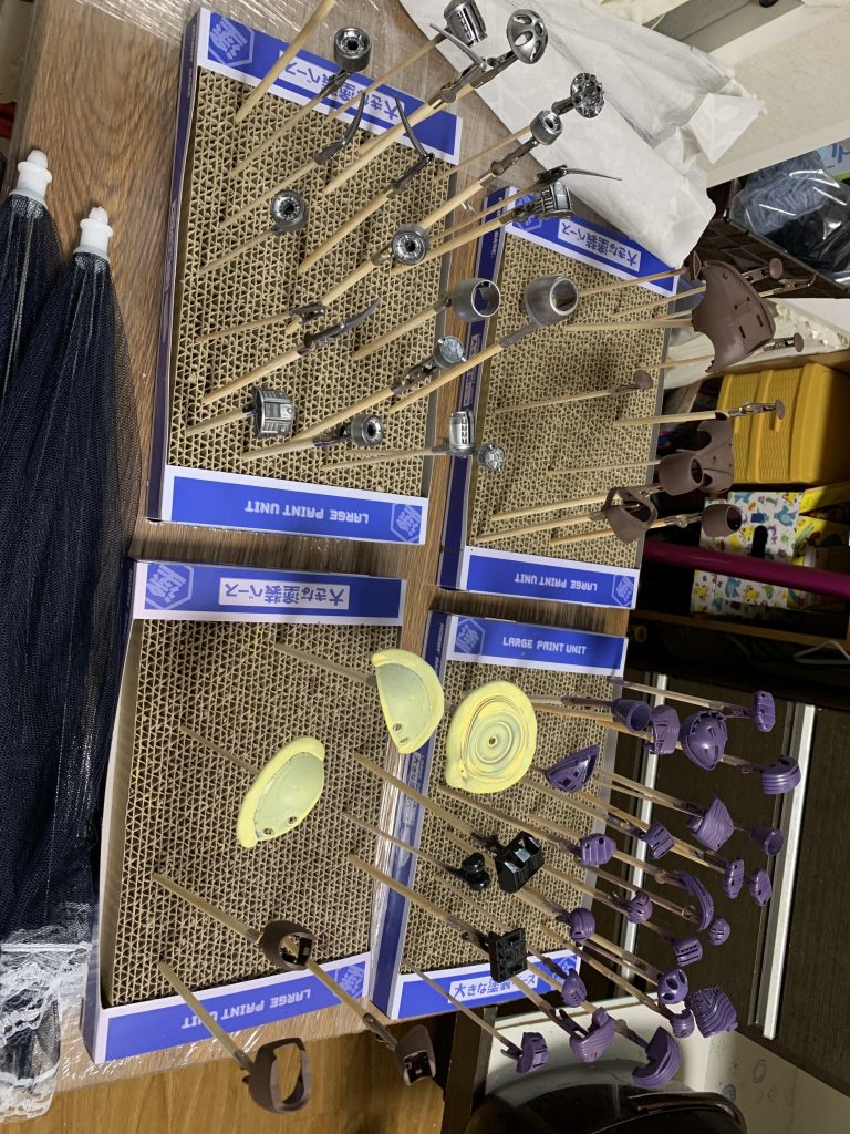 いっぱいこすって色をのりやすく念じてサフをふりました