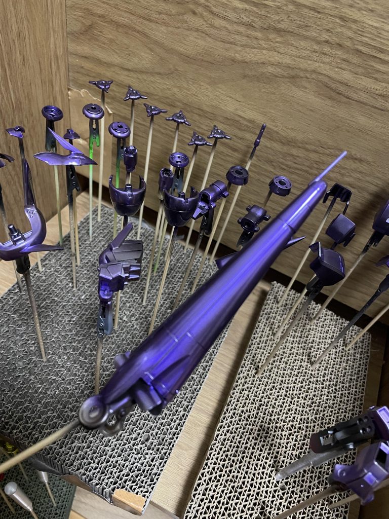 サフ後にガイアのアルティメットブラック→EXシルバー→クリアパープルにて塗装。白部分はダンバイン用のオーラパールホワイトを吹きました。パープルは4層、パールホワイトは3層吹き、全体にクリア1層後にスミ入れと部分塗装、デカールを済ませた後再度クリア3層吹いています。3日乾燥後にタミヤのコンパウンド3種類使って磨き上げました。数えてみたら多いところで11層吹いてたんですね。そりゃダボ軸が厚くなってそのままじゃ組めなかったワケだ…🤔