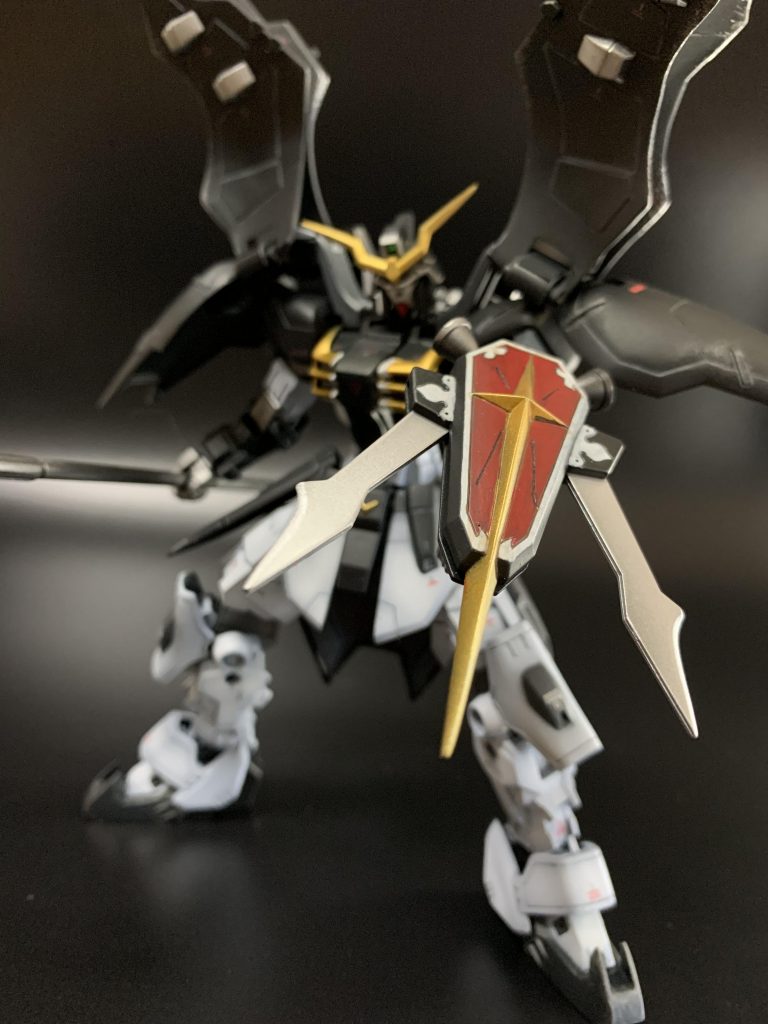 工作自体は前回のアルトロンのノウハウがあるので、それほど時間はかかりませんでした。塗装もほとんど黒系だしすぐかなーと思ったのですが大間違い。エングレービングとかゴールドの骨状のダクトとか、シールドの模様とか、塗り分けが細かい!シールドのエングレービングは、私の趣味で金→白にしました。