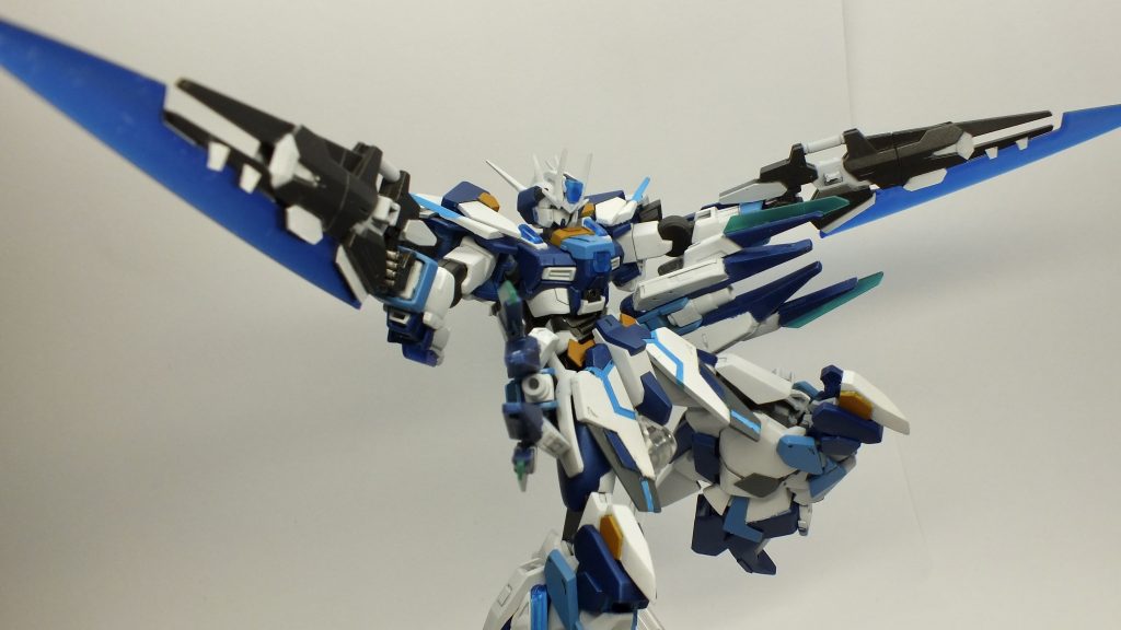 腰バインダー加速、ビーム照射、ビーム発振と複合兵装。腹部に粒子砲が備え付けられており、フリーダムのようなフルバーストが可能。