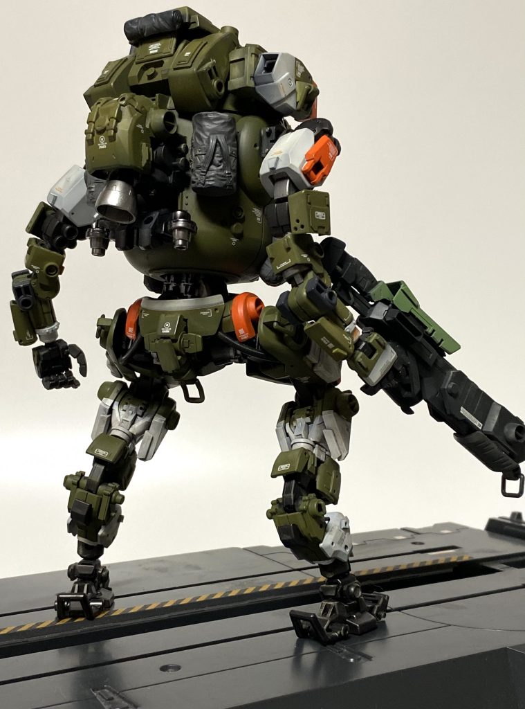 背面から背部にスラスターを装備、飛行は出来ないが高高度からの直接降下を可能としている