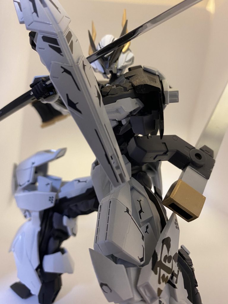 オオソデ左腕に装備されたシールドであり攻撃を防ぎきることよりも受け流すことを念頭に設計されており軽量で取り回しに優れている。