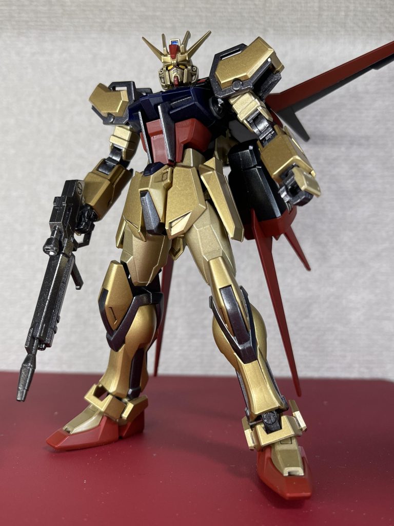 二の腕と太ももと頭などは少し薄めのゴールドそれ以外の部分は濃いめのゴールドの2色塗りですが、あまりわかりませんね