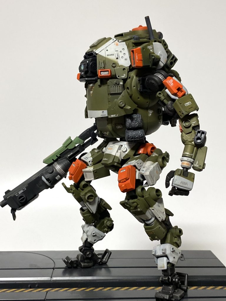 トップヘビーな重量バランスを逆にコントロールする事で地上戦では圧倒的な機動性を発揮する。0G空間には対応していない模様