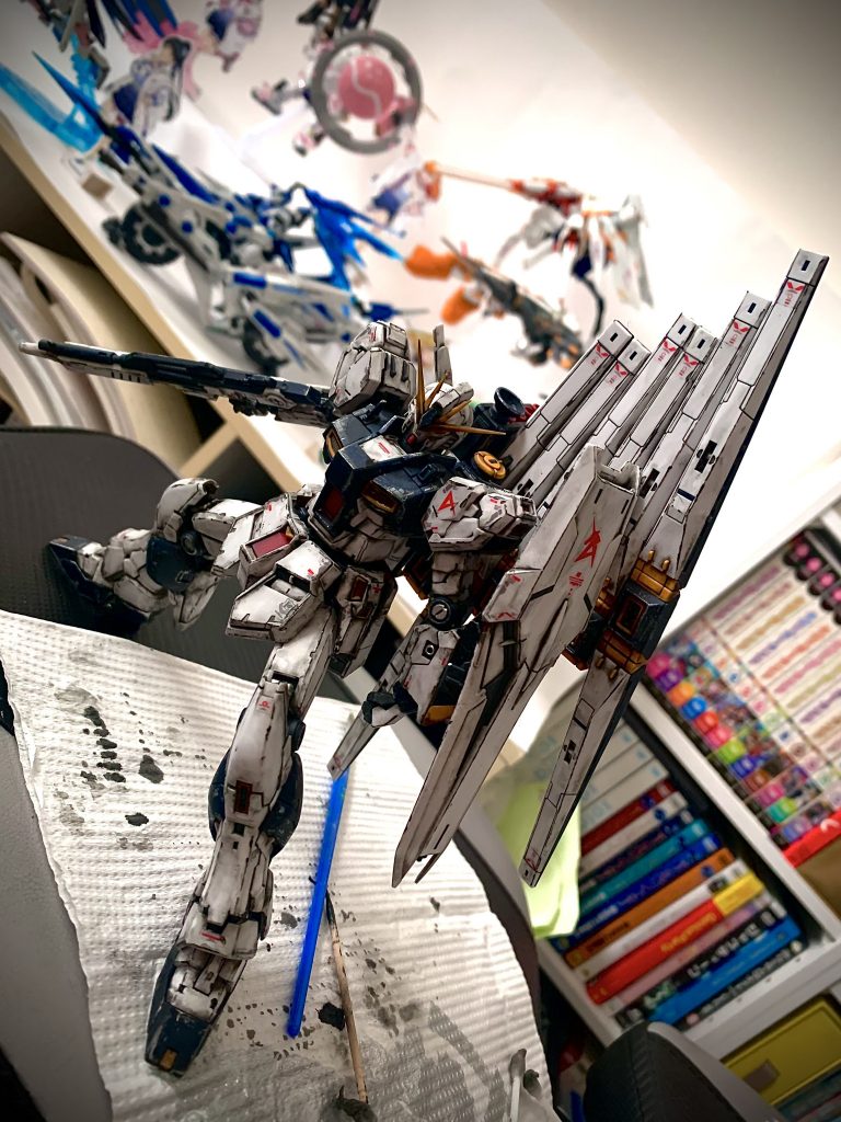 さらに爪楊枝でエッジに線を引くと輪郭が引き立ってイラストっぽい雰囲気になってかっこいいです。そしてシルバーのドライブラシで塗装剥げを表現。一気に金属感が出て良い感じ。あとてきとーにスポンジでポンポンして終わり。こんな感じで、ウェザリング初挑戦でしたがかなりお手軽になかなか満足いくものができました〜。