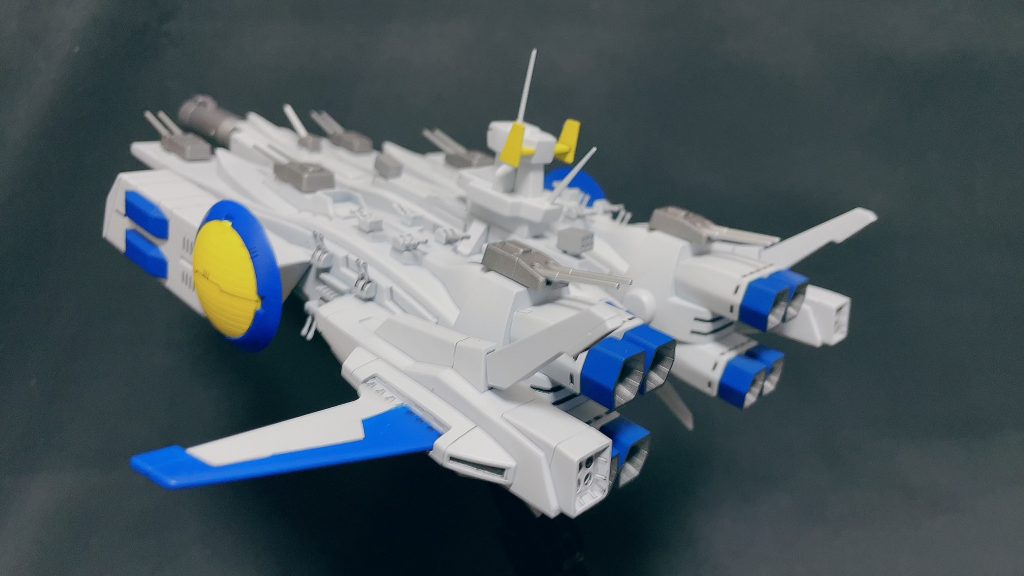 艦橋部分は好みの問題でサラミスのものではなくマゼランのものを使用。カラーリングは連邦の旗艦ぽくしてあります。