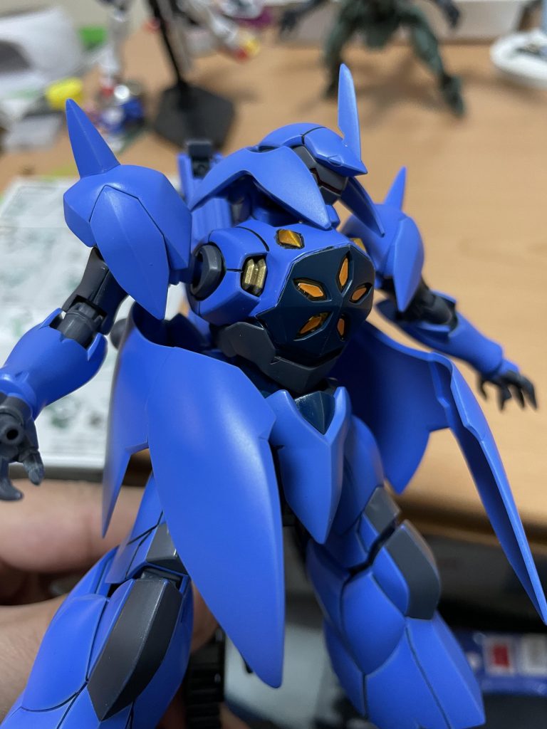 缶スプレー型の自分としましては、今回1番苦労したのはグフカスタムの深い藍色の胴回りのカラーなんですが…タミヤのガンシップグレーにクリアブルーを重ねたら丁度いい雰囲気の色に変わりました。スプレー型のモデラーさんでグフカスタムを塗る際は良いかもしれませんよ?あくまで個人的見解にはなるので強くは勧めれません(汗)