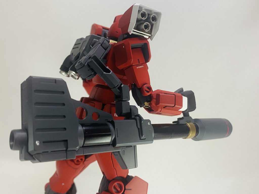 白背景&バズーカ稼動ショット。バズーカも塗り分けして情報量増やしてます。