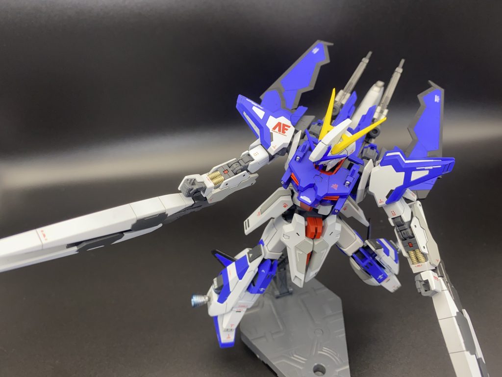 腕にマウントしたままライフルを構えることが可能です。バックパックはいい感じに後ろに向けることもできます。