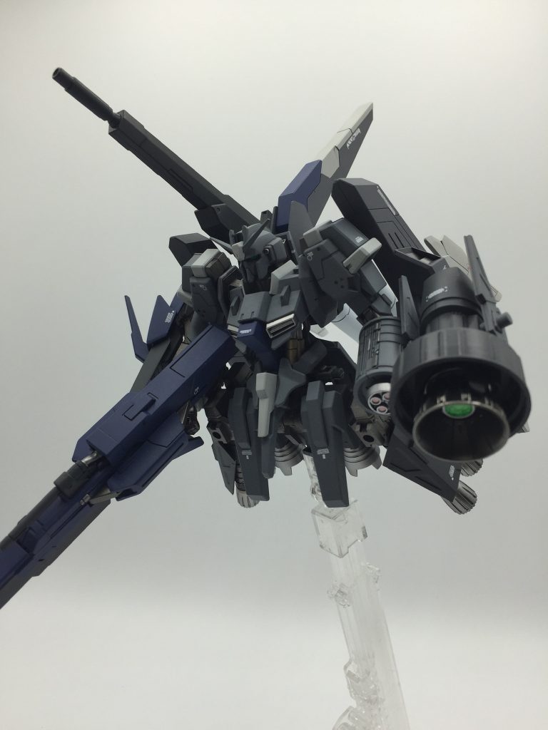 左手のIフィールドジェネレーター(風)の装備には紙パックボトルのキャップを組み込んでみました。