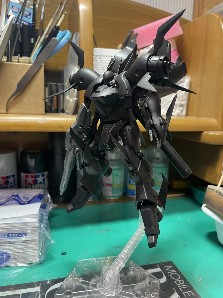 サフ吹き後にキャンディ塗装にしようと思い立ち、表面処理の甘いところを再度削り調整しました。サフ一色もなかなかカッコいい…