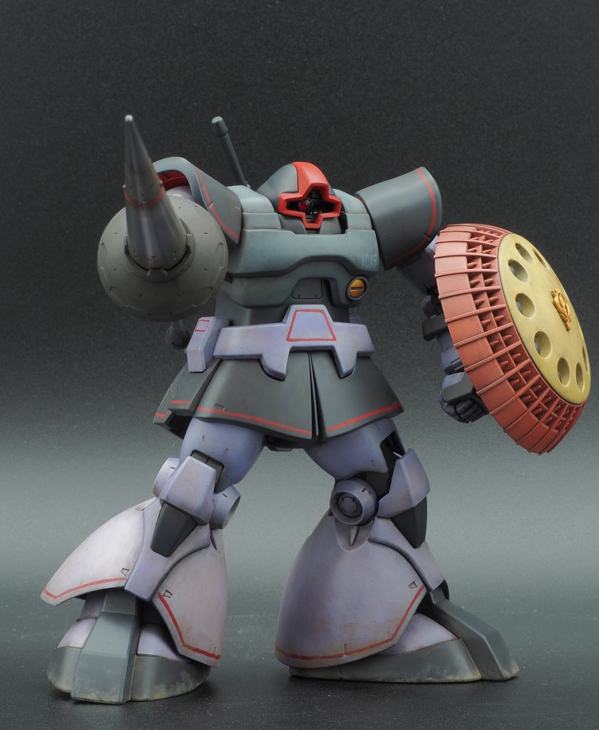 紫の部分はグラデーション塗装→フィルタリング→ウェザリングでなかなかの深みが出せたと思っています。腕をリバイブギャンのものに交換したので、槍を突き出すポーズも楽に取れます。