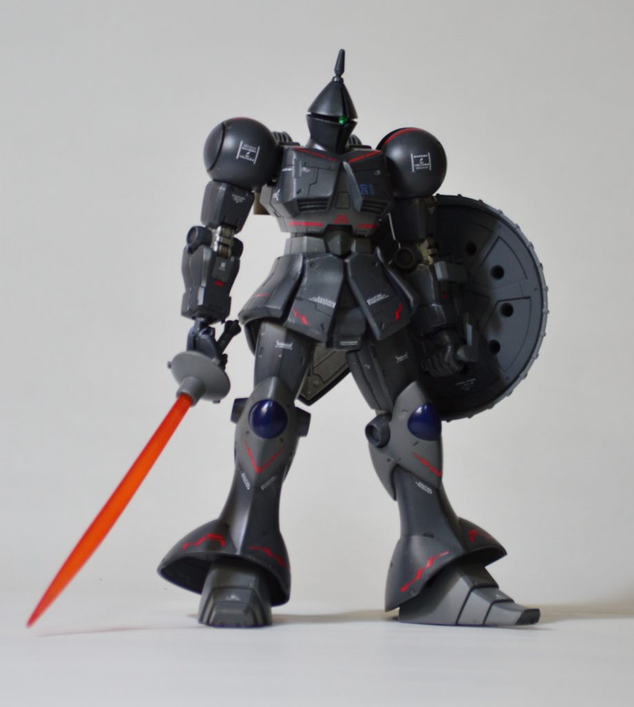 サーベルをクリアレッドで塗装したのが効果的だったと思います。黄色よりイメージが変わって攻撃的な感じになりました。モノアイも緑にしたのはオリジナリティ出たと思います。