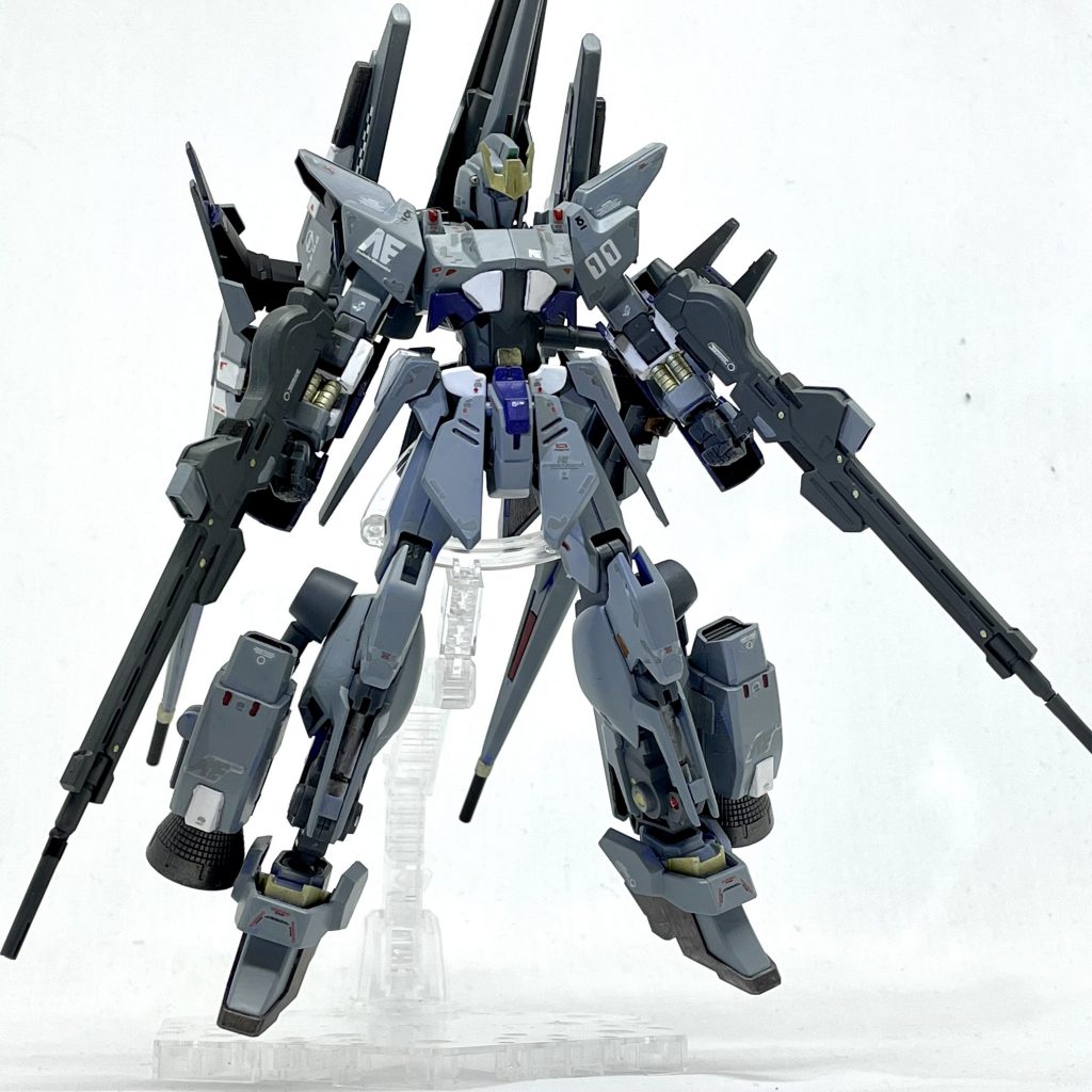 デルタガンダムといえば百式のベースとなった金ピカの可変MS、という設定ですが、真っ赤な「弐号機」の設定もあります。「弐号機があれば零号機があってもいいでしょ」とばかりに、HGBD百万式(メガシキ)をベースに妄想しながら作りました。