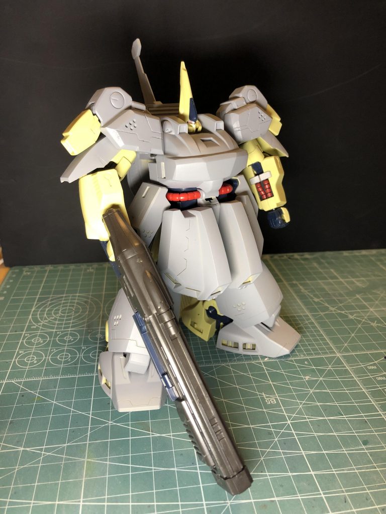 各所に筋彫り、マイナスモールド、ディテールパーツなどで盛ってあります。