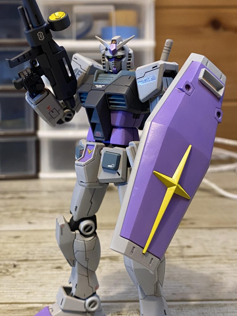 先輩が紫色が好きだとのことでG-3ガンダムカラーに塗装しました。資料などでは胸部は薄いフレームカラーと同様薄い灰色なのですが、濃い方がいいと思い塗装してます。結果的にはいい感じになりました。