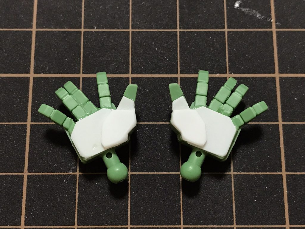 握り手や平手はSDCSから。ちょっとしたこだわりから、人差し指と中指をくっつけています。