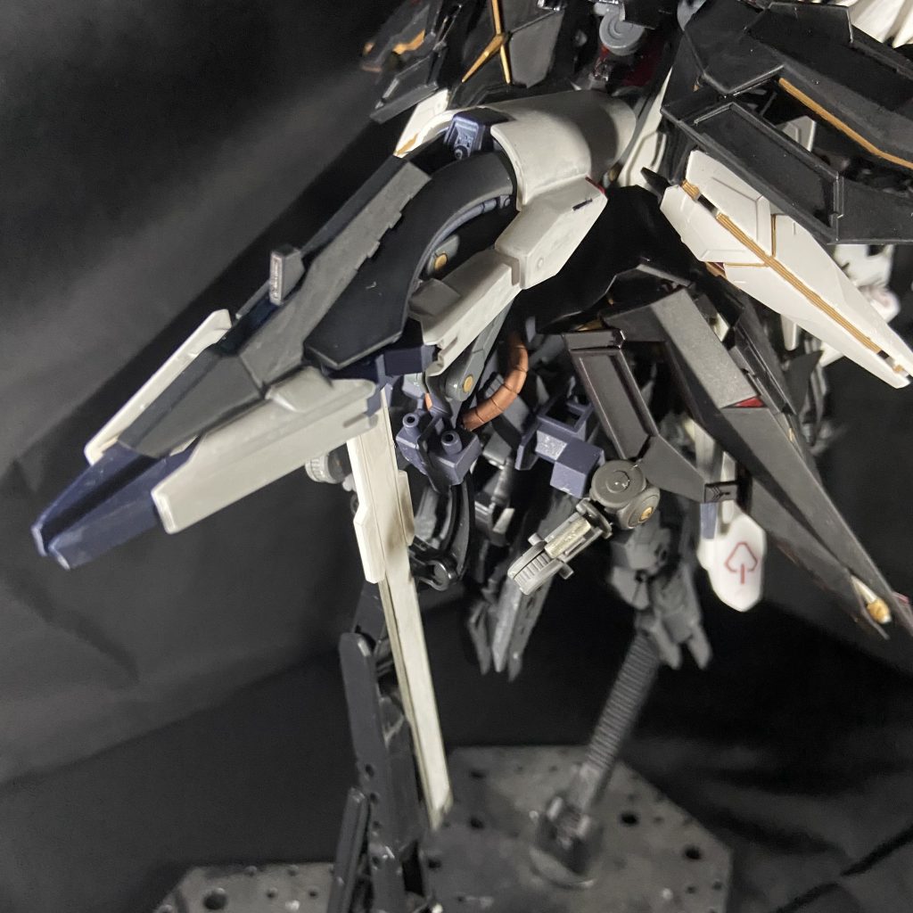 フロント部分に大きく突き出してるのは見ての通りコンポジットシールドブースターです。刀身を前方に移動させ実体剣として武器になります。 