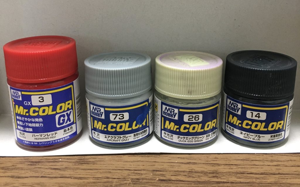 使用した塗料。全身の黒っぽく見える部分はすべてネイビーブルーで塗装しています。また、ゴールドやミサイルポッドのレッドの部分塗装等はエナメル塗料で行いました。塗装パターンはオリジンのドム試作実験機を参考にしています。全体的な雰囲気でミリタリーっぽさが出てれば嬉しいなと思います。