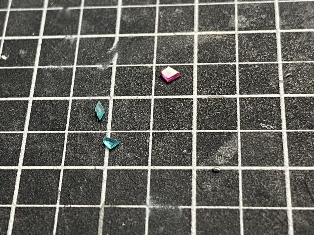 没案② 翼端灯のクリアパーツです。元々はクリアランナーを加工したものを流用する予定でしたが、カットした形のサイズが合わなかったので急遽断念。