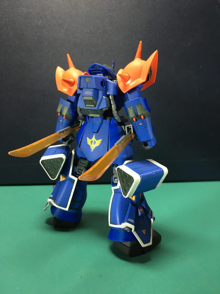 リアアーマーに貼ったのはキシリア麾下である突撃機動軍のマーク。「THE BLUE DESTINY」の劇中ではニムバスたちが誰の下に属するのか明言されてないようですが、EXAMシステムはキシリアが進めていたニュータイプ研究の一環としてオーガスタ研究所で生まれたこと、またEXAMはソフト・ハードウェアに依拠するものである設定から機体そのものもオーガスタ研究所で開発されたかと推測して貼っています。 塗装は全てガンダムマーカーです。細かい白が足りないけど、そこまで量が多くないのでスプレーを使わず筆塗りで対応してます。白=ガンダムマーカー ガンダムニューホワイト+同ホワイト黒=同ブラックグレー=同ジオングレー青=同ブルー デカールとトップコートが終わったらいつも通りホイルシールの縁の銀色の部分を帯状に切り出して、肘と膝の関節部に貼っています。