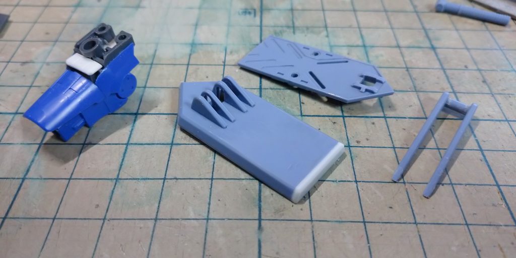 シールドピック関連の加工風景。左のブサイクなのがマウントなんですが、実物はここから蓋をしたりディテールを彫ったりしたので幾ばくかマシにはなってるんじゃないかと。なってて欲しい