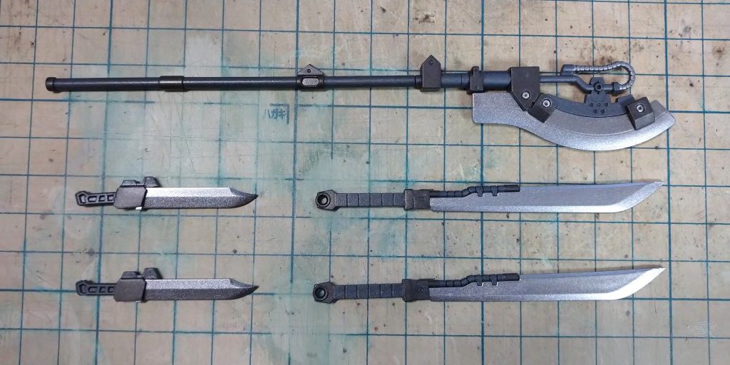 近接武装アレコレ。デッドエンドGヒート・ホーク(上)は持ち手部分の枠が邪魔だったので削りました。ナイフ(左下)は3、4個のジャンクパーツからでっち上げた代物。キット付属のヒート・サーベルは鍔と先端の反りを削ってマチェーテ風に直線的になるよう加工しました。趣味です。