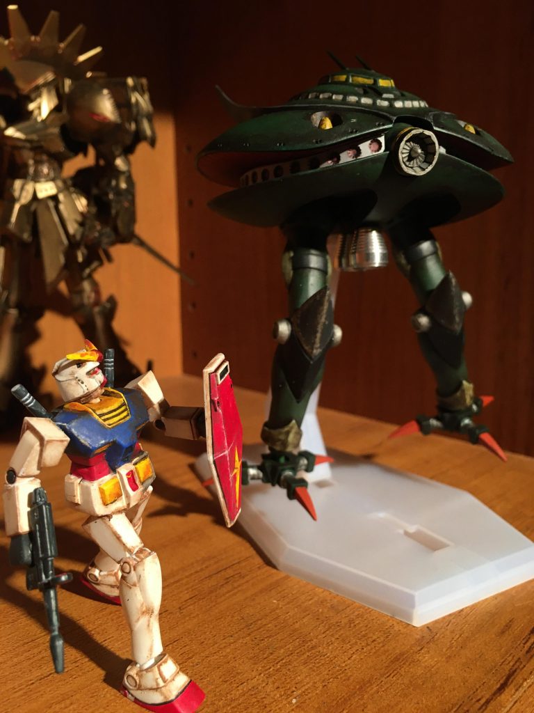 見上げるガンダム