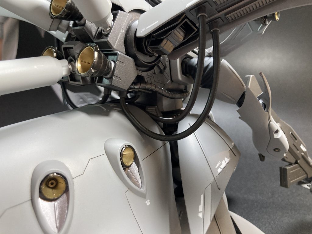 左右のバインダーにはボディへとつながるスプリングパイプを追加しました。