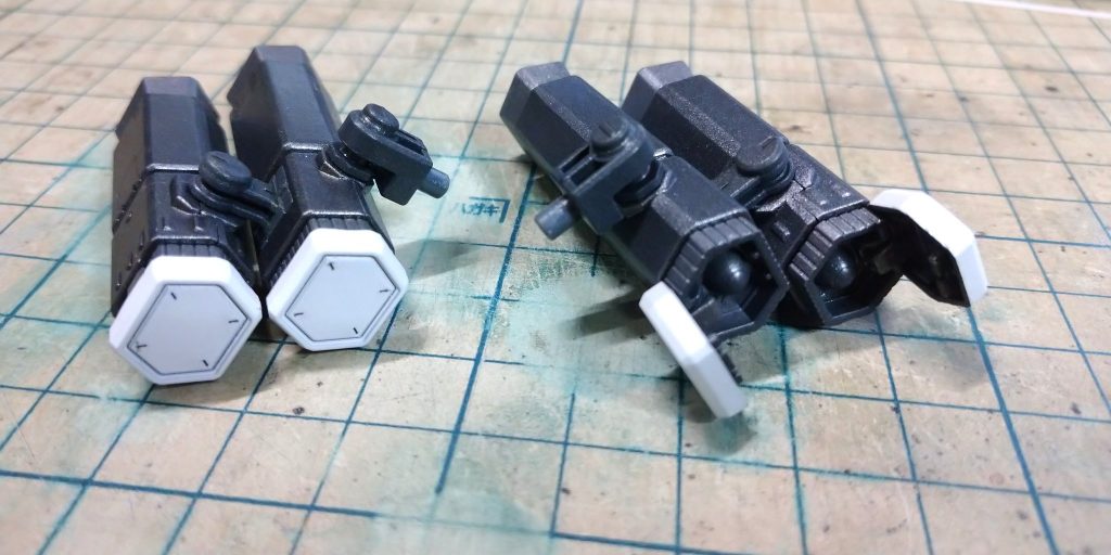 脚部には元のミサイルポッドではなく試作2号機MLRSのミサイルを片側に付き2つ使ってます。3つ全部使うと手首に干渉した悩ましポイント。切断した軸や寂しい部分は市販の〇一ディテールを貼り付けてそれっぽく蓋をしました。