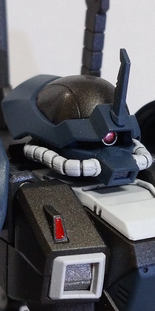 おフェイス。角の旗削りとモノアイが良い感じになるように手を加えてます。パイプは軟質パーツの加工が怖くてノータッチ。今後の課題ですね。