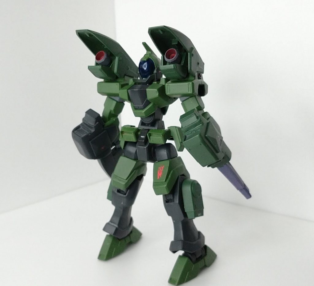 特徴としてジェミニということでシャム双生児のような頭部や胴体です。元々複座式の教習機を作ろうとしていたのでこの様な形になってますもう1つ肩のシールドブースターです。これはシールドとジェノアスⅡのバックパックを使用して作りました。正面のハッチからは散弾が発射される設定です
