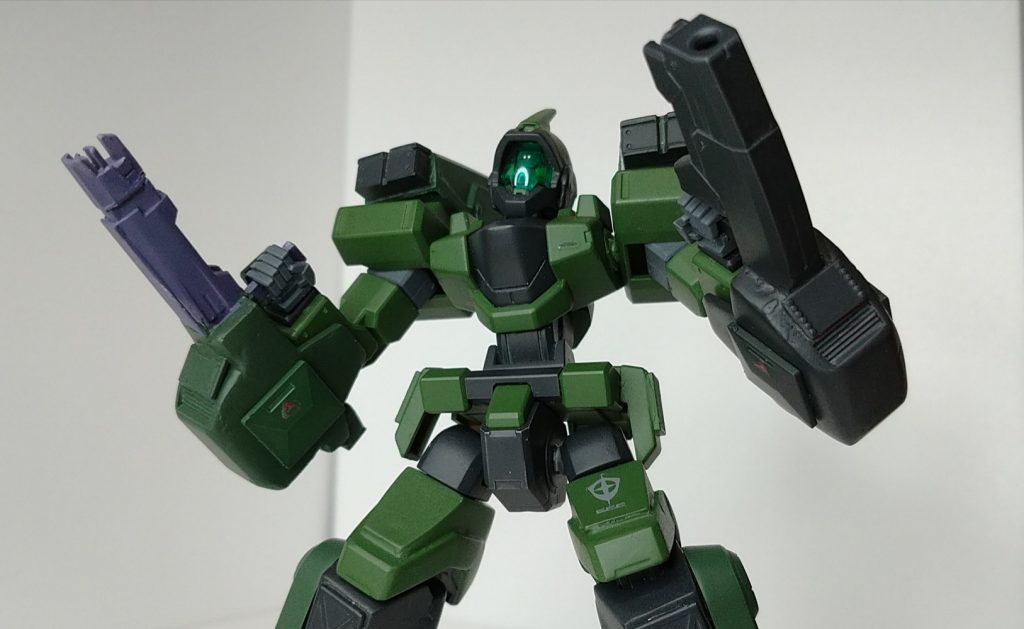 2種のドッズブラスターを構えての1枚カラーリングはタミヤのライトグリーンとMr.カラーのジャーマングレー シールドブースター等はタミヤの濃緑色(日本陸軍)を使用しました