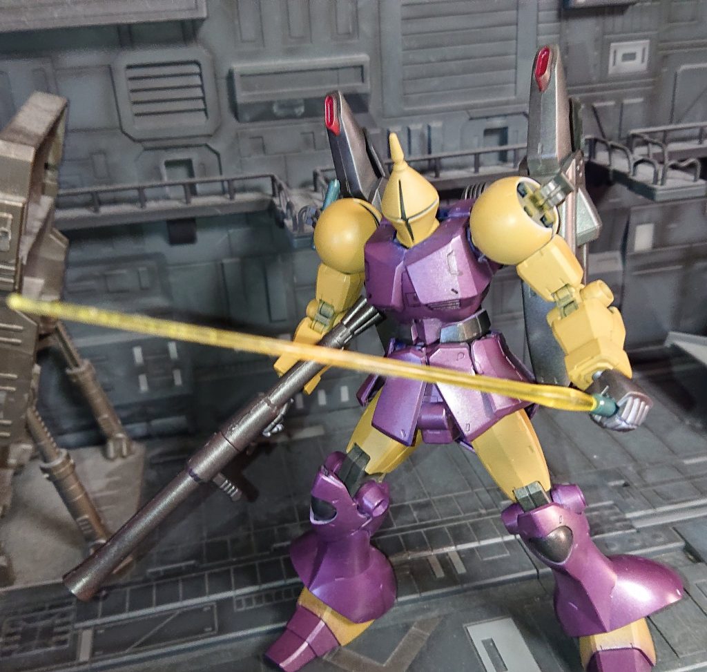 両肩のウェポンラックにサーベル