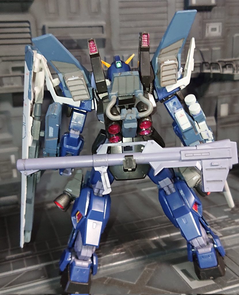 背中のパーツは外せれるのでGディフェンサー系を追加装備可能