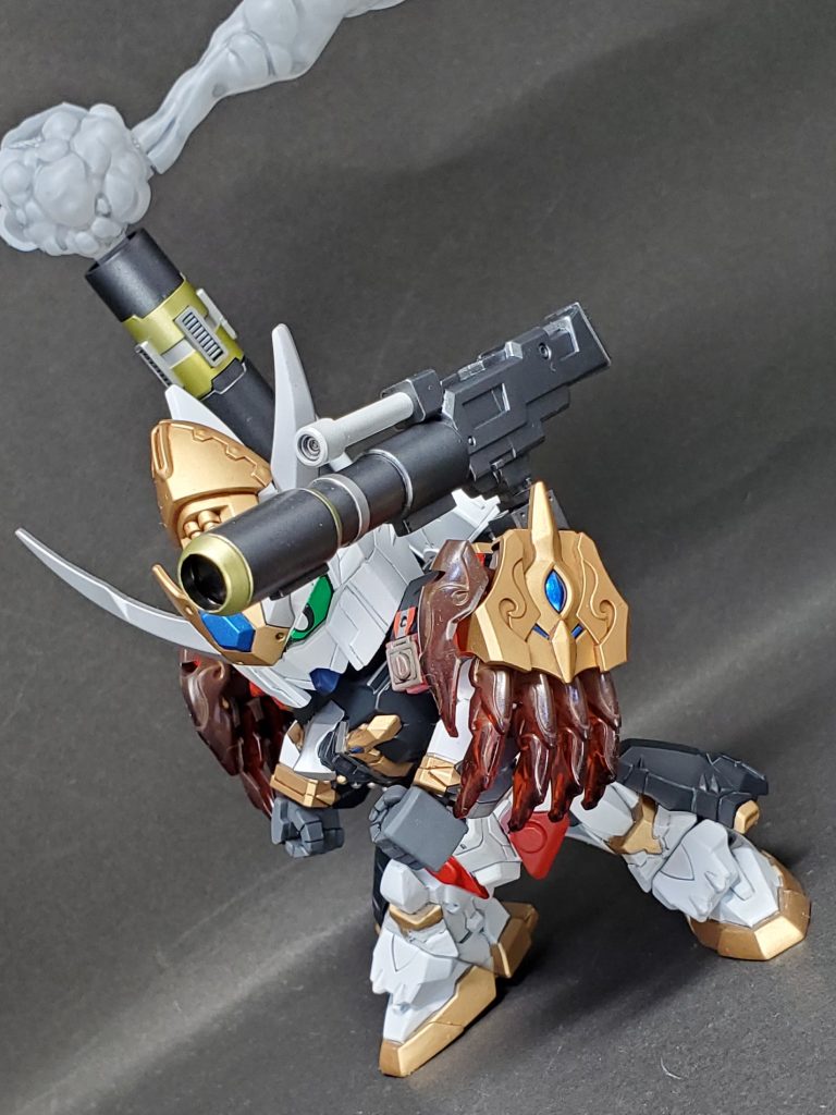 「シェルカノン」 左肩上部に伸びる大砲。炸裂弾を発射し広い攻撃範囲と高い破壊力を兼ね備える。