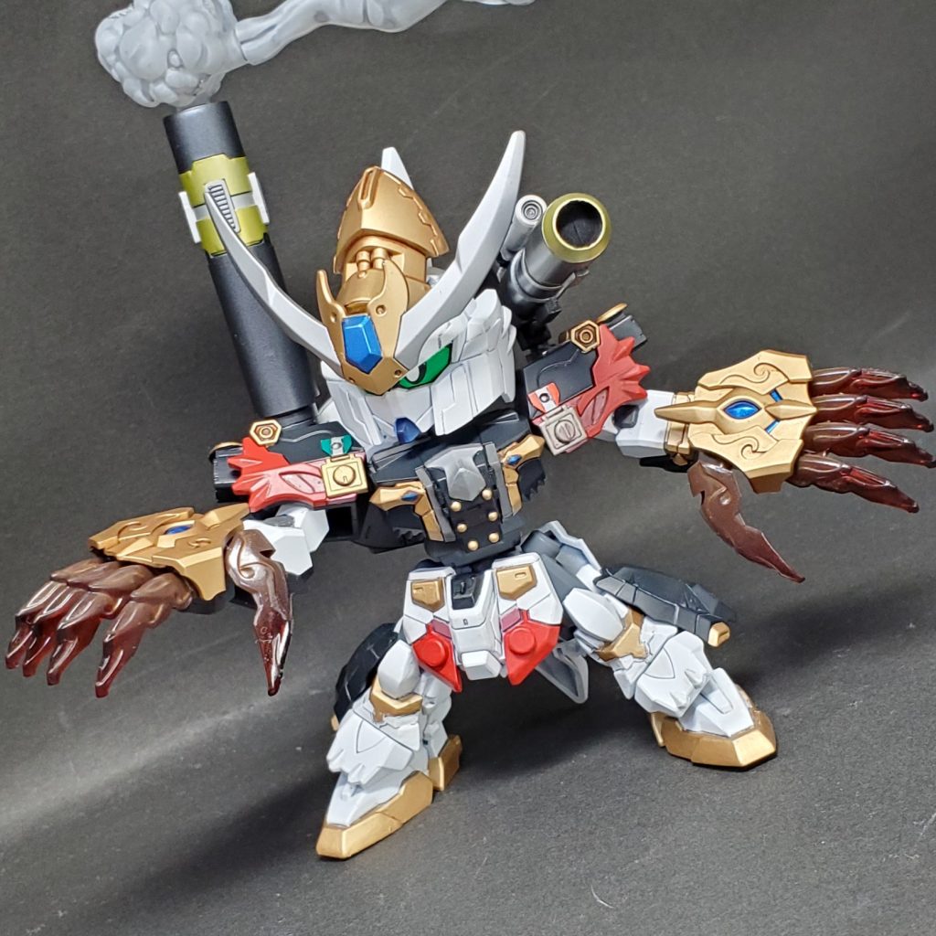 「オールドブルーイン」 熊の手を模した大型クローアーム。ギガスチームエンジンから生み出されるエネルギーを用いて運用することで、鋼鉄の鎖も簡単に引きちぎれるほどのパワーをもたらす。