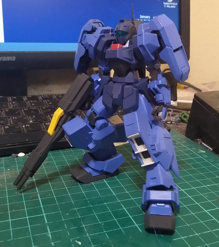 ブルーディスティニーを模した色で塗ったのですが、どうもビビッとこなかった状態。ブルーディスティニーの正解がわからなくなりました。